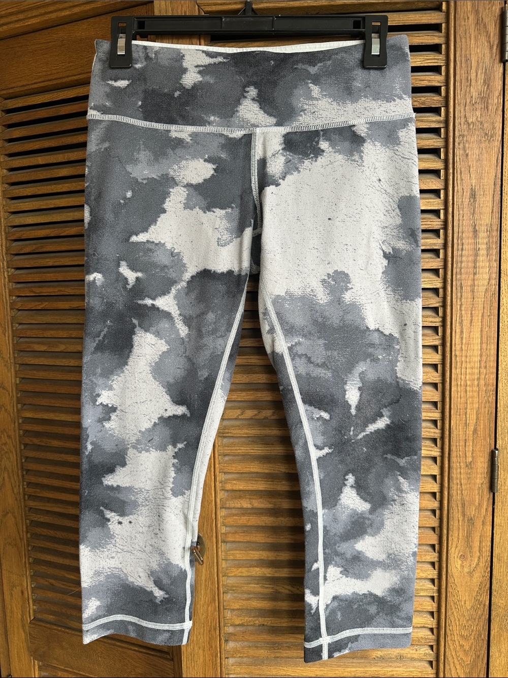 lululemon athletica Gray & White Cloud Print Capri Leggings low rise